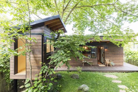 Haseman House by Willa Work and DMS Architects - Dwell Garage Studio Ideas, L Shaped Bathroom, Adu Ideas, Architecture Concept Model, Urban Backyard, Interesting Houses, Building A Treehouse, Tiny Tree, Garage Studio