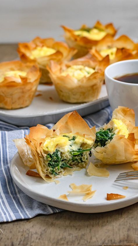 Flakey phyllo cups with spinach, egg and feta baked inside with parsley, oregano and garlic. Oh my! These spanakopita-inspired breakfast cups are so delicious. I love prepping these ahead of time and warming them up on the go. So good! breakfast and brunch . breakfast on the go . quick breakfast recipes . meal prep . meal prep breakfast . breakfast ideas . healthy breakfast recipes . fall recipes Spinach Feta Egg, Breakfast Recipes Meal Prep, Ramadan Meals, Mealprep Breakfast, Ideas Healthy Breakfast, Phyllo Cups, Meals Breakfast, Spinach Egg, Spinach Feta