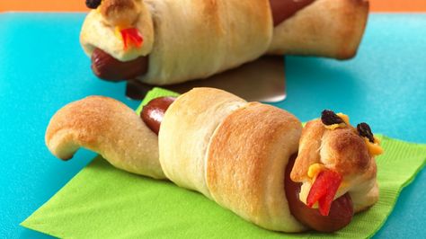 Wrap a refrigerated breadstick around a hot dog for the silliest supper around! Veggie Dog, Silly Snake, Animal Shaped Foods, Snake Party, Reptile Party, Shaped Food, Harry Potter Food, Festa Harry Potter, Animal Cupcakes