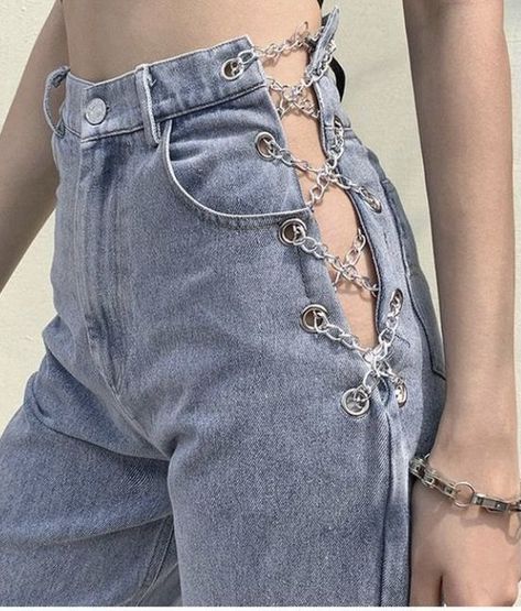 Benin Bride, Straight Jeans High Waisted, Pantalones Boyfriend, Altering Pants, Jeans With Chains, Chain Jeans, Aesthetic Outfits Y2k, Girl Baddie, 2000s Clothing