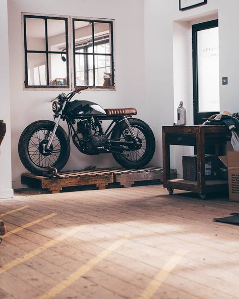 Honda Cg125, Cafe Racer Moto, Bobber Scrambler, Scrambler Custom, Biking Diy, Мотоциклы Cafe Racers, Kursi Bar, Cafe Racing, Racer Motorcycle