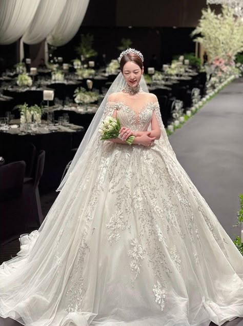 Wedding Korea, Korean Wedding Dress, Bride Dress Simple, Wedding Concept, Korean Wedding, Aesthetic Korean, Asian Bride, Dress Simple, Wedding Goals