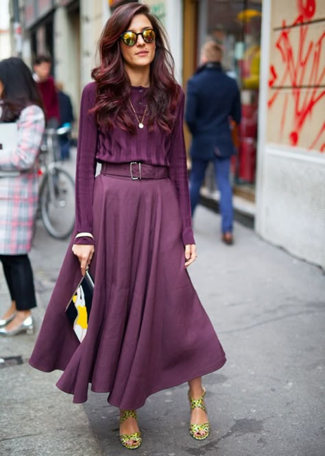 purple monochromatic outfit Yellow Purple Outfit, Colorful Chic Outfit, Plum Outfit Ideas, Purple And Green Outfit, Green And Purple Outfit, Purple Pants Outfit, Purple Monochromatic, Purple Circle, Rok Outfit