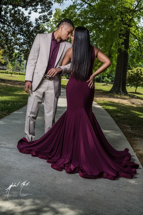 Pinterest: @pulggbratt🤩 Couple Prom Pictures, Prom Couples Outfits, Prom Pictures Couples Black, Couples Prom, Couple Prom, Prom Pictures Couples, Prom Picture Poses, Prom Photoshoot, Prom Couples