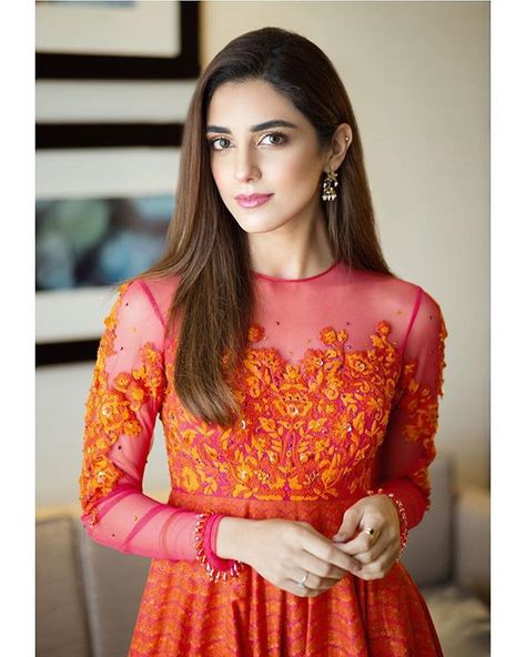 Ghulam Murtaza Yousaf on Instagram: “@official_mayaali Makeup & Hairstylist: @ramieseron Photographer: @ghulammurtazayousaf Post: @fasijaved” Teefa In Trouble, Mann Mayal, Sana Javed, Pakistani Beauty, Maya Ali, Mahira Khan, Trendy Wedding Hairstyles, Pakistani Celebrities, Dress Indian Style