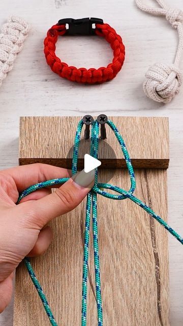 Diy Necklace For Men, How To Make Rope Bracelets, Corded Bracelets Diy, How To Make A Paracord Bracelet, Paracord Bracelet Diy Step By Step, Survival Bracelet Diy, Rope Bracelets Diy, Metdaan Makeup, Cord Bracelet Diy