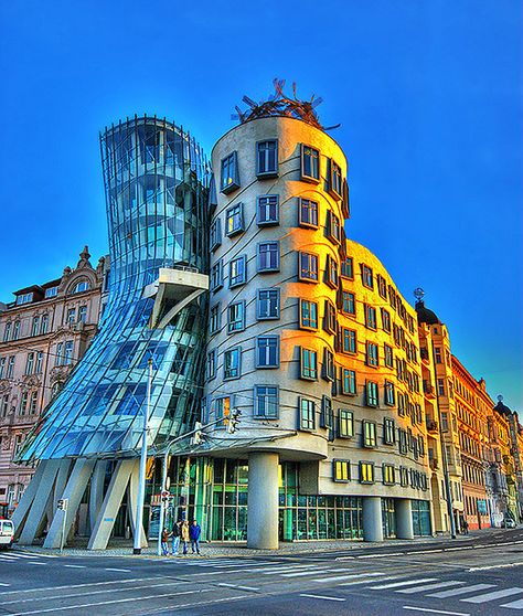 Dang, I need to go back to Prague to see this (Frank Gehey's 'fred and ginger' in Prague  HDR picture) Dancing Building, Frank Gehry Architecture, Prague Architecture, Gehry Architecture, Architecture Cool, Dancing House, Architecture Unique, Unusual Buildings, Interesting Architecture