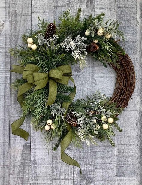 Diy Wreath Real Branches, Christmas Wreaths How To Make, Simple Xmas Wreaths, Christmas Pine Wreaths Diy, Church Door Wreaths For Christmas, Diy Holiday Wreaths For Front Door Christmas Decorations, Festive Wreaths Diy, Christmas Wreath 2024 Trends, Diy Wreath Decorating