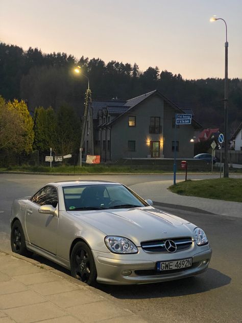 Car Couple Aesthetic, Mercedes Slk 230, Car Couple, Mercedes Slr, Cars Pictures, Car Life Hacks, Car Picture, Mercedes Suv, Car Life