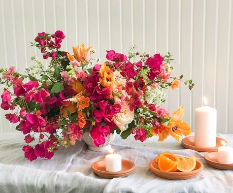 Spanish Style Flower Arrangements, Spanish Flower Arrangements, Bougainvillea Centerpiece Wedding, Bogenvilla Wedding Decor, Bougainvillea Centerpiece, Terracotta Inspiration, Lemons Wedding, Bougainvillea Wedding, Pink Tablescape