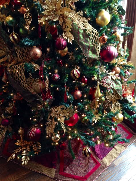 Elegant Christmas in burgundy and gold Bronze And Burgundy Christmas Tree, Crhitsmas Ideas, Burgundy And Gold Christmas Tree, Christmas Tree Burgundy, Christmas Tree Inspiration Red And Gold, Burgundy And Gold Christmas, Burgundy Christmas Tree, Christmas Tree Theme Ideas, Tree Theme Ideas