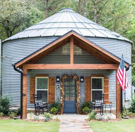 This Grain Bin Bed & Breakfast In Mississippi Is The Ultimate Countryside Getaway Modern Farmhouse Joanna Gaines, Grain Silo House, Grain Bin Houses, Silo Bar, Grain Bin Gazebo, Grain Bin Homes, Bin Gazebo, Grain Bin Ideas, Silo Ideas