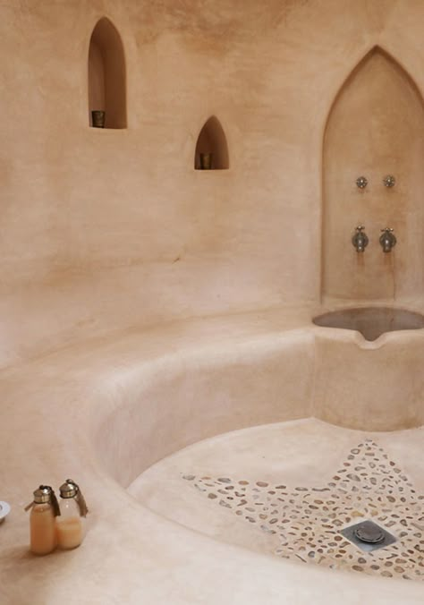 Moroccan Tadelakt, Tadelakt Plaster, Spa Hammam, Casa Hobbit, Plaster Finish, Concrete Effect Paint, Earthship Home, Mud House, Casa Country