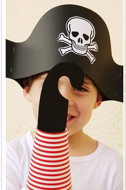 diy pirate accessories Pirate Hat Diy, Diy Pirate Hat, Pirate Hat Crafts, Pirate Costume Couple, Pirate Hats For Kids, Diy Pirate Costume For Kids, Costumes Faciles, Pirate Costume Kids, Pirate Costume Diy