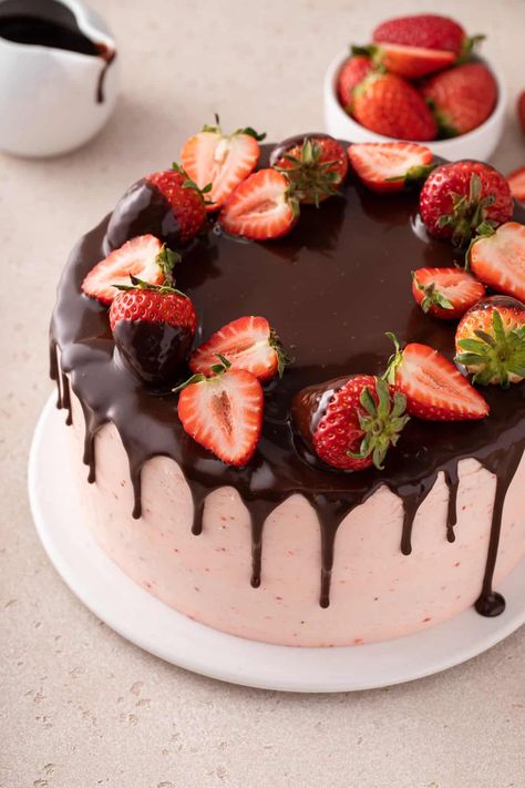 Chocolate Strawberry Cake Strawberry Frosting Recipes, Strawberry Cake Decorations, Chocolate Covered Strawberry Cake, Strawberry Cake Easy, Cake With Strawberries, Strawberry Birthday Cake, Chocolate Strawberry Cake, Chocolate Cake Decoration, Rich Chocolate Cake