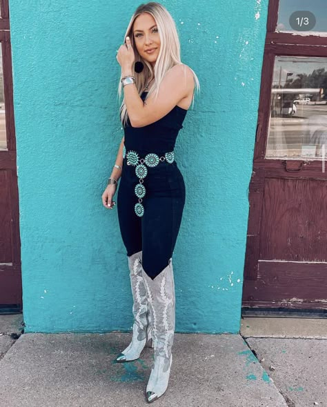 Cute Mom Concert Outfits, Easy Western Outfit, Tall Cowgirl Boots Outfit, Texas Fashion Woman, Houston Rodeo Outfits For Women, Rodeo Outfits For Women Western, Hot Cowgirl Outfit, Fuerza Regida Concert Outfit, Pbr Outfit For Women