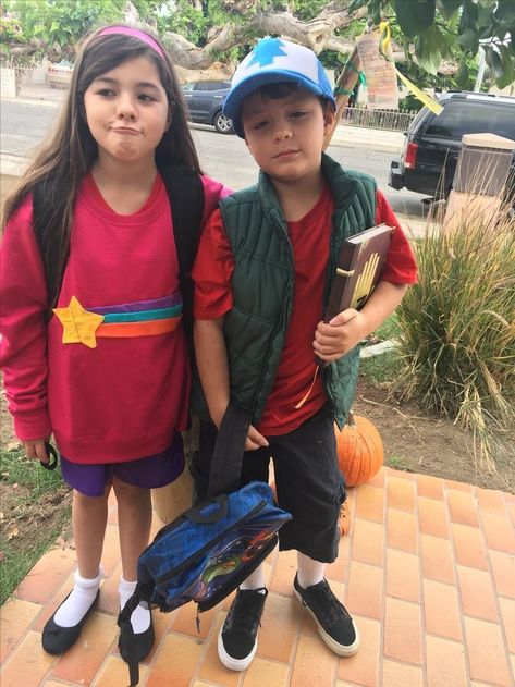 Mable And Dipper Halloween Costumes, Maple And Dipper Costume, Sibling Costumes Brother Sister Older, Best Friend Cosplay Ideas, Gravity Falls Costumes Halloween, Mabel And Dipper Cosplay, Dipper Pines Halloween Costume, Dipper And Mabel Cosplay, Mabel Gravity Falls Costume