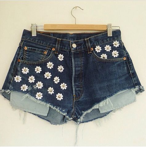 In love with these shorts:) Custom Shorts Paint, Painted Shorts Ideas, Shorts Painting Ideas, Custom Shorts Jeans, Painting On Shorts, Shorts Painted, Painted Denim Shorts, Paint Shorts, Diy Jean Shorts