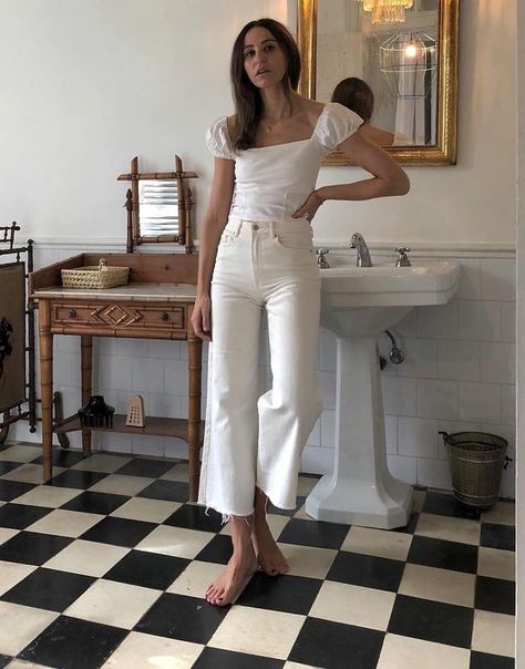 An All-White Instagram Look You'll Want to Live In All White Outfit, Easy Style, White Outfit, Instagram Look, Instagram Outfits, Summer Fits, Winter Trends, Jeans Boyfriend, Looks Style