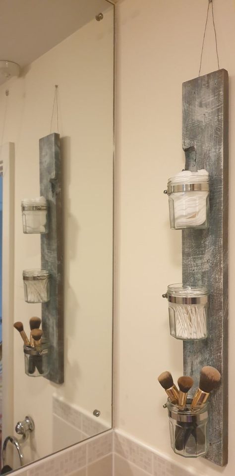 Tops Tejidos A Crochet, Small Rustic Bathroom Ideas, Pallet Bathroom, Clever Bathroom Storage, Pallet Home Decor, Scrap Wood Crafts, Small Bathroom Organization, Diy Bathroom Storage, Wood Projects That Sell