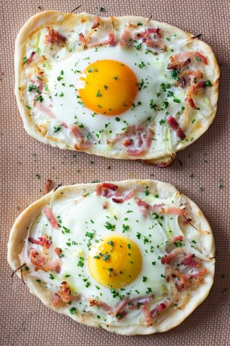 Breakfast Flatbread Pizza, Easy Breakfast Pizza, Homemade Flatbread Pizza, Pizza With Bacon, Flatbread Pizza Crust, Pizza Eggs, Bake Breakfast, Dinner Recipes Crockpot Healthy, Dinner Recipes For Family Healthy