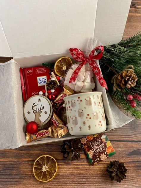 Present For Friends Christmas, New Year's Gift For A Friend, Christmas Sweets Box Gift Ideas, Hampers Ideas Christmas, Present For Mom Christmas, New Years Gift Basket Ideas, New Year Gift Ideas For Friends, Xmas Box Gift Ideas, Christmas Hampers Ideas