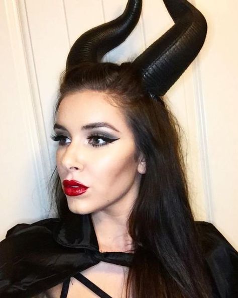 Top 5 Maleficent Makeup Looks For Women To Try This Halloween Maleficent Halloween Makeup, Malificiant Make Up, Maleficent Makeup Halloween, Maleficient Makeup, Gothic Baddie, Maleficent Makeup, Unconventional Makeup, Pale Foundation, Maleficent Halloween