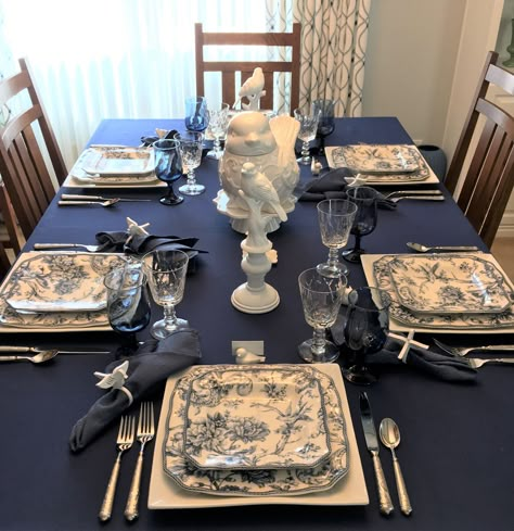 Thanksgiving Table Settings Blue, Table Settings Blue, White Tablescape, Blue Table Settings, White Table Settings, Blue Tablecloth, Tafel Decor, Blue White Decor, Table Setting Decor