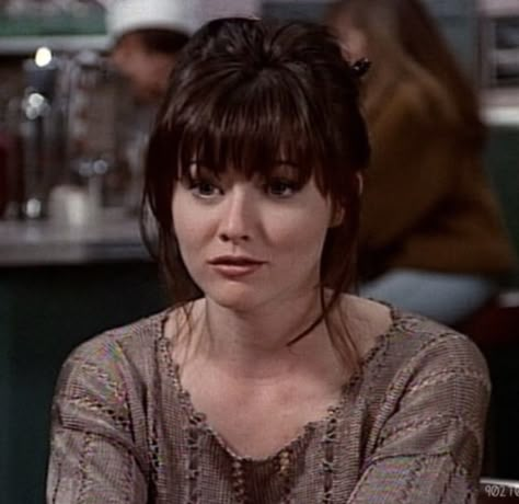 Shannon Doherty Outfits, Brenda Walsh Hair, Shannen Doherty 90s, Brenda Walsh Outfits, 60s Bangs, Edgy Cottagecore, 90210 2008, Shannen Doherty Charmed, Shannon Doherty