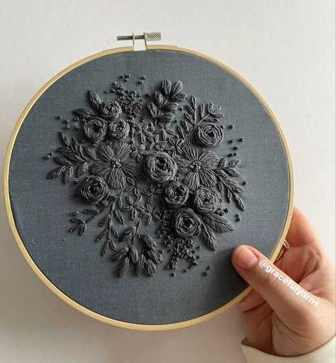 Unique Embroidery, Pola Sulam, Handmade Embroidery Designs, Hand Embroidery Projects, Hand Embroidery Flowers, Embroidery Flowers Pattern, Creative Embroidery, Simple Embroidery, 자수 디자인