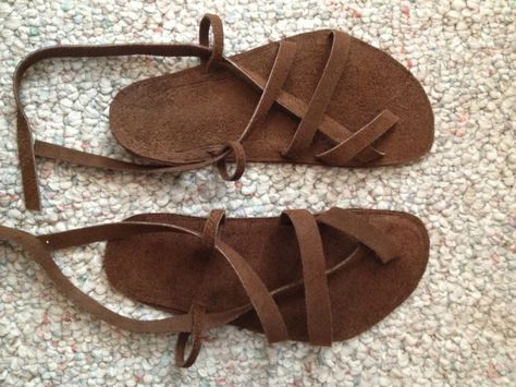 It is truly amazing some of things that you can make out of leather. Here are 60 leather craft ideas that will keep you crafting for a long time. Leather Craft Ideas, Diy Leather Sandals, Make Your Own Shoes, Diy Sandals, Leather Making, Minimalist Shoes, Shoe Pattern, Barefoot Shoes, How To Make Shoes