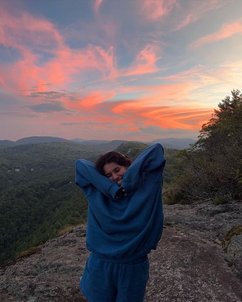 Hiking Instagram Pictures, Ava Jules, Painted Sky, Mountain Pictures, Artistic Pictures, Artsy Pictures, Granola Girl, How To Pose, Cute Poses