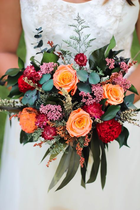 Burgundy And Orange Bouquet, Bright Autumn Bouquet, Wedding Flower Arrangements Colorful, Sunset Bouquet Wedding, Bright Autumn Wedding, Orange Bouquet Flowers, Autumn Wedding Colour Scheme, Fall Wedding Floral Centerpieces, Mexican Wedding Bouquet