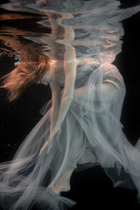 Joanne Fleming, Underwater Photoshoot, Istoria Artei, Grecian Goddess, Underwater Art, Underwater Photos, Goddess Dress, Water Photography, Underwater Photography