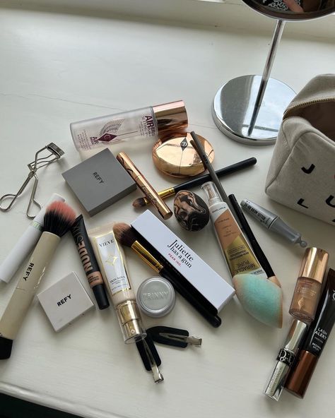 Makeup Layout, Patchouli Perfume, Makeup Bag Essentials, Makeup Is Life, Makeup Needs, Fancy Makeup, Photo Makeup, Makeup Obsession, Daily Makeup