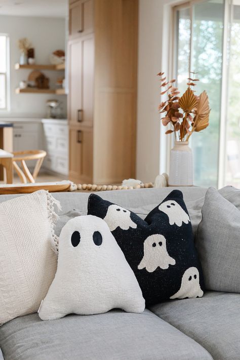 Interior Design Halloween, Halloween Simple Decor, Fall Ghost Decor, 2024 Halloween Decor Ideas, Scandi Halloween Decor, Ghost Living Room Decor, Tv Stand Halloween Decor Ideas, Cute Halloween Home Decor, Halloween Decorations Indoor Ideas