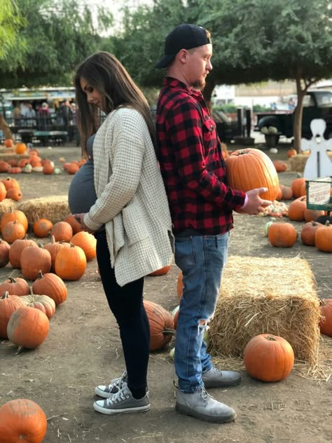 Fall Maternity Pumpkin Patch, Pumpkin Patch Photoshoot Maternity, Fall Maternity Photos Family Of 4, Maternity Photoshoot Outfits Fall, Pumpkin Patch Outfit Pregnant, Pumpkin Pregnancy Photos, October Pregnancy Photoshoot, Pregnant Pumpkin Patch Outfit, Thanksgiving Maternity Photoshoot