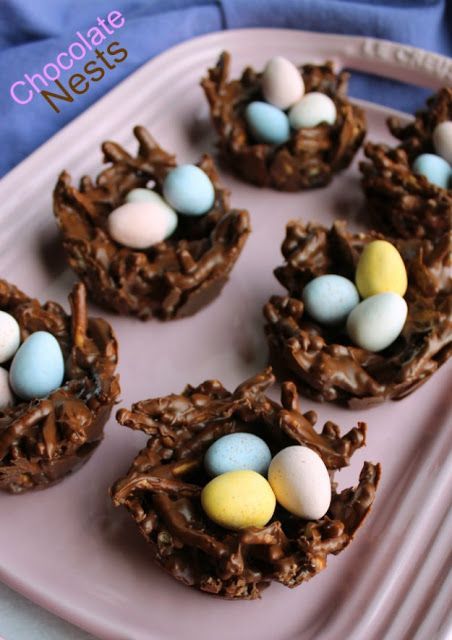 These sweet chocolaty no bake treats look like birds nests but taste like haystack candies. They are quick and easy to make and perfect for spring and Easter. Easter Ideas Decoration, Easter Treat Ideas, Cadbury Mini Egg Cookies, Birds Nest Cookies, Easter Birds Nest, Easter Egg Nest, Unique Easter Baskets, Easter Party Food, Easy Easter Treats