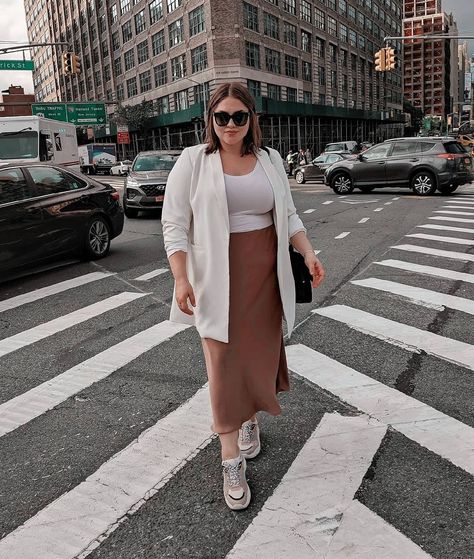 Curvy Work Outfit, Chubby Girl Outfits, Body Plus Size, Plus Size Fall Outfit, Chubby Fashion, Look Plus Size, Slip Skirt, Moda Plus, Modest Fashion Outfits