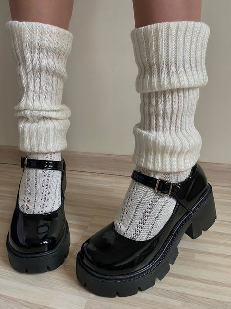 Mary Jane Shoes Outfit Winter, Mary Jane Shoes Outfit Aesthetic, Socks Mary Janes, Platform Mary Janes Outfit, How To Style Mary Janes, Outfits With Mary Janes, Platform Shoes Outfit, Mary Jane Outfit, Mary Janes Outfit