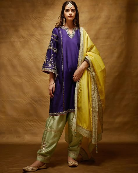 Maharani Designer Boutique, Velvet Dress Designs, Indian Designer Suits, Purple Suits, Pakistani Fashion Party Wear, Simple Pakistani Dresses, Designer Kurtis, Suits Design, Embroidery Suits Design