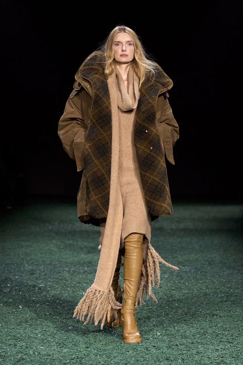 Burberry Fall 2024 Ready-to-Wear Collection | Vogue Runway 2024, Aw 2024, Lily Donaldson, 2024 Runway, Fw 2024, Iconic Models, Burberry Prorsum, Fall 24, Trend Report