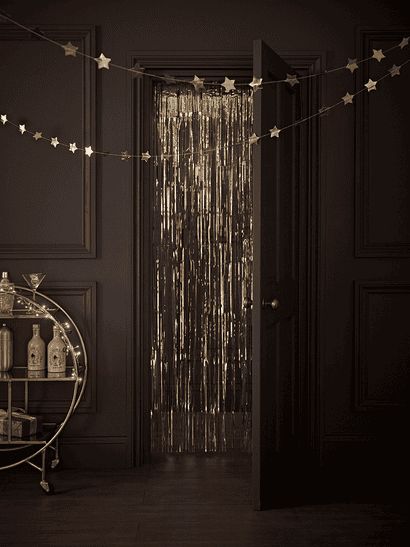 Christmas Indoor Decorations, Foil Fringe Curtain, New Years Eve Party Ideas Decorations, Nye Dinner, Curtain Fringe, Classic Party, Nye Party, New Years Eve Decorations, Indoor Christmas Decorations