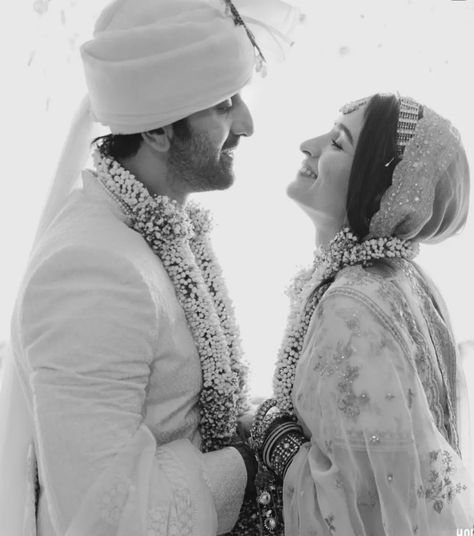 Black And White Couple Photos, Alia Bhatt Wedding, Alia Ranbir, Wedding Photos Black And White, Black White Couple, Black And White Wedding Photos, Indian Wedding Poses, Photos Black And White, Wedding Photoshoot Poses