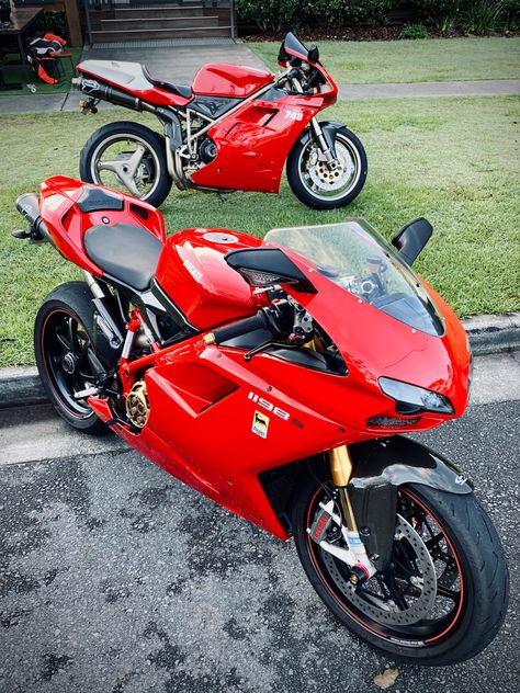 Big bro, little bro: Ducati 1198S & Ducati 748SPS Chuck Norris Movies, Ducati 1198, Ducati 748, Ducati 848, Moto Ducati, Ducati Sport Classic, Ducati Motorcycles, Sports Bikes Motorcycles, Chuck Norris