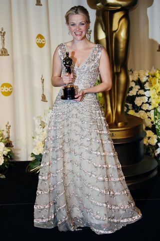 Best Actress Winners in Their Gowns - Oscars Fashion Through the Years Vestidos Oscar, Oscar Gowns, Best Actress Oscar, Oscar Fashion, Oscar Award, Alicia Vikander, Oscar Dresses, Walk The Line, Iconic Dresses