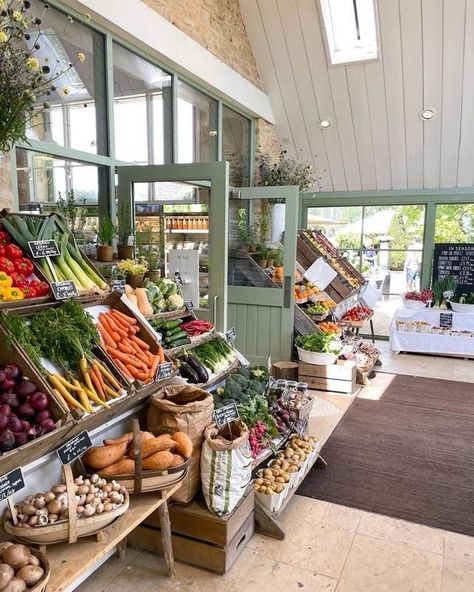 Daylesford Farm, Farm Market Ideas, Farmers Market Stand, Farm Cafe, Farm Restaurant, Produce Stand, Grocery Store Design, Market Stands, Organic Market