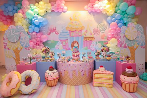 Ice Cream Theme Birthday Party Decoration Candy Land, Candy Birthday Theme, Candy Land Birthday Party Ideas, Candyland Birthday Party Ideas, Donut Birthday Party Decorations, Theme Bapteme, Candyland Birthday Party, Lollipop Birthday, Candy Decorations Diy