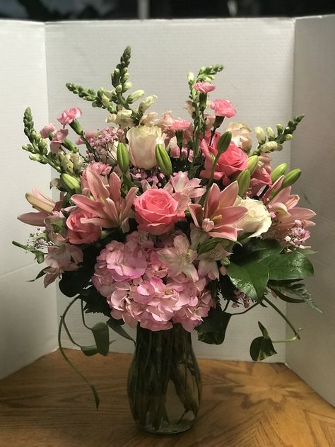 Flower Arrangements Vase Ideas, Flower Bouquet Vase Floral Arrangements, Floral Arrangements In Vases, Easy Mother’s Day Flower Arrangement, Silk Flower Arrangements For Home, Basket Floral Arrangements, Small Table Arrangements, Real Flower Arrangements, Big Flower Arrangements