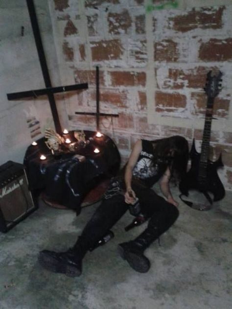 Black Metal Photography, Metalhead Boy, Bass Guitar Aesthetic, Metalhead Aesthetic, Boy Long Hair, Metalhead Fashion, Metalhead Guy, Guitar Aesthetic, Metal Boy